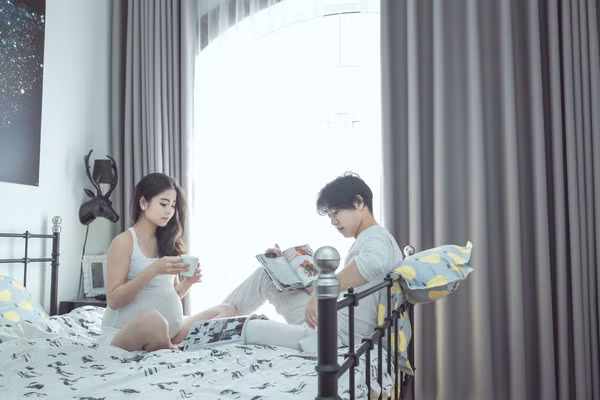 Trong bộ ảnh mang bầu, cô gái xinh đẹp quê Thanh Hóa đã thể hiện những khoảnh khắc vô cùng hạnh phúc của mình bên người chồng vô cùng điển trai.