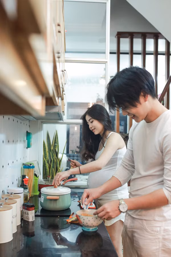 Nam Thương đang mang bầu ở tháng thứ 7 và cả gia đình đã chuẩn bị mọi thứ sẵn sàng để chào đón thành viên bé bỏng chào đời.