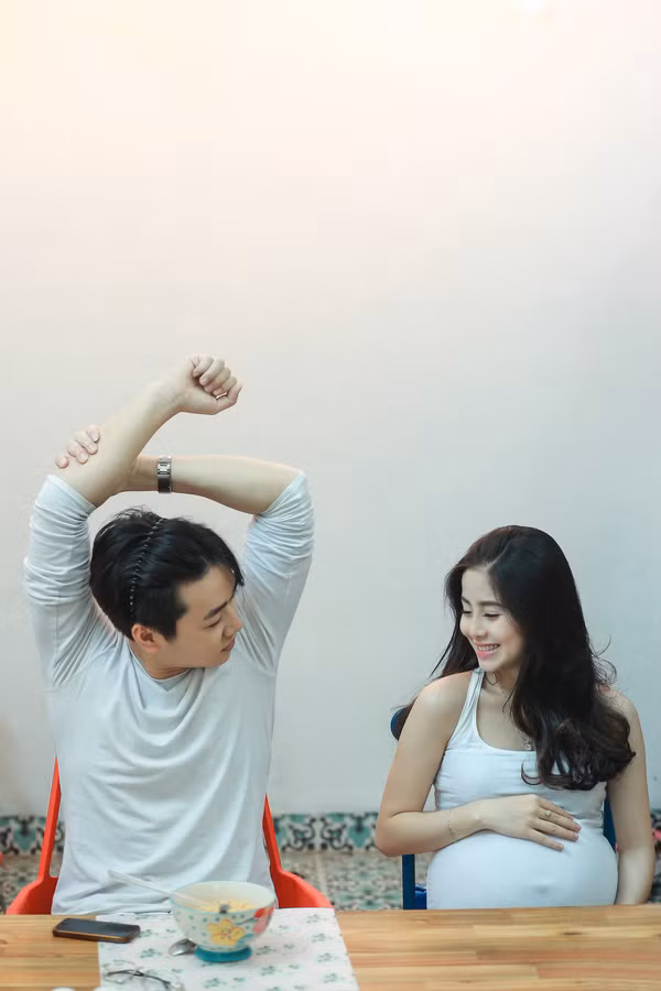 Dù không đình đám như các ngôi sao giải trí, thế nhưng sức ảnh hưởng của hai vợ chồng hot girl Thanh Hóa cũng đủ để khiến hàng ngàn cư dân mạng chú ý đến bộ ảnh của mình.