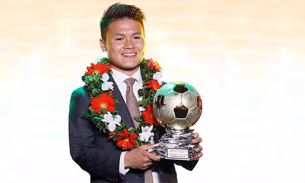 Năm 2018 là năm thành công rực rỡ của Quang Hải. Từ một cầu thủ trẻ tiềm năng, anh chàng trở thành người hùng hay được ví là "mesi Việt Nam". Cú sút đẹp mắt, những màn tranh đua quyết liệt trên sân đã giúp tiền vệ đội tuyển Việt Nam xuất sắc nhận giải thưởng Quả bóng vàng 2018.