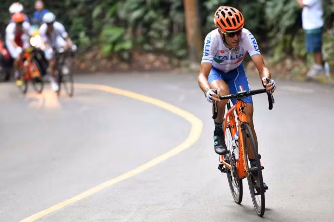 Cú ngã khiến Nibali, nhà vô địch Tour de France 2014, bị gãy đôi xương đòn bên trái và ngay lập tức trở về Brescia để phẫu thuật, trong khi Henao bị rạn xương chậu.