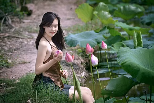 Ngắm nhìn những bức ảnh của cô bạn xinh đẹp đến từ Đại học Thăng Long, nhiều dân mạng không khỏi nhận xét rằng, vẻ đẹp nền nã, thùy mị của Huyền Trang được lột tả rất rõ nét rong từng khuôn hình.