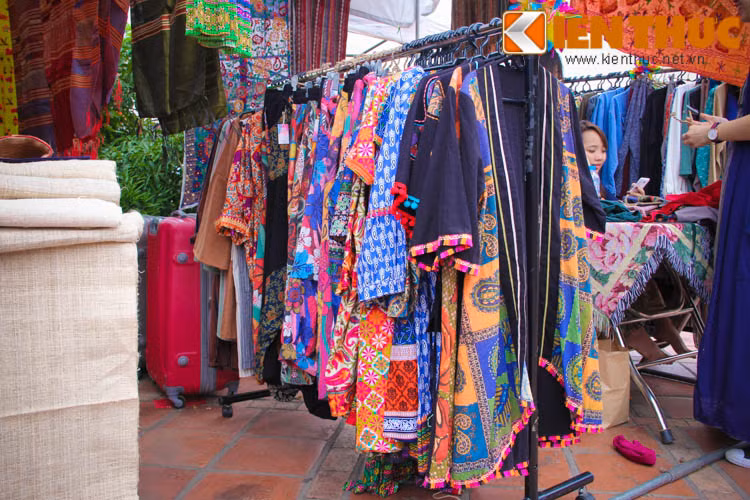 Đến với phiên chợ Bohemian lần này, các bạn trẻ có thể thỏa thích ngắm và "tậu" cho mình những món đồ thổ cẩm cực đẹp.