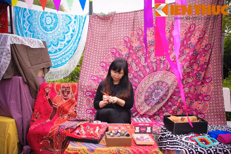 Từ những chiếc áo đến phụ kiện tinh xảo đều được bày bán trong khuôn viên của phiên chợ đầy màu sắc của này.