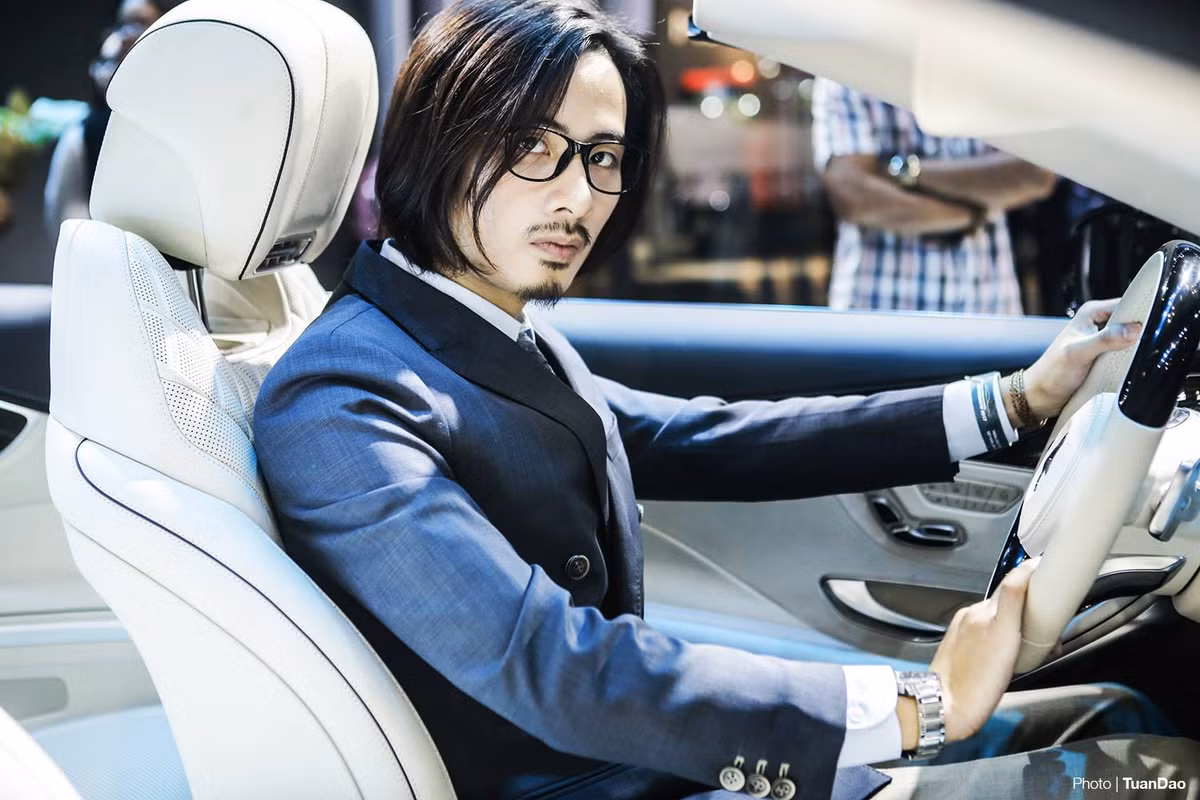 Xuất hiện đầy lạ lẫm với kiểu tóc mái rẽ ngôi 4/6, bên dưới là hàng ria mép, râu cằm để khá đậm... JVevermind được nhiều dân mạng nhận xét là "chưa bao giờ già như vậy".