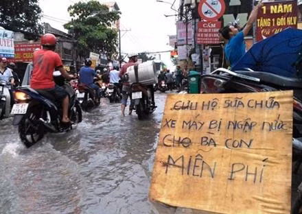 Hành động đẹp của một người dân tại Sài Gòn khi thường xuyên chứng kiến cảnh chiều cường lên khiến người dân khổ sở trong việc đi lại.