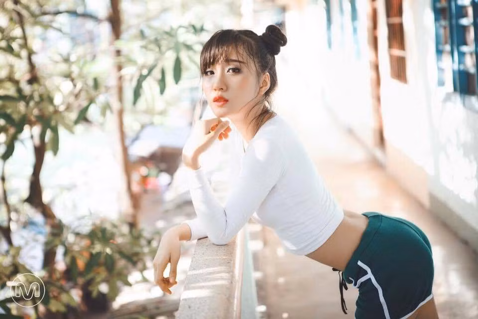 Con đường nghệ thuật của cô hot girl xinh đẹp này bắt đầu từ năm 10 tuổi, khi cô theo học biểu diễn những nhạc cụ dân tộc như đàn tranh, đàn tơ rưng, đàn nhị, đàn tì bà... Bên cạnh đó cô còn tham gia cả khóa học vũ đạo.
