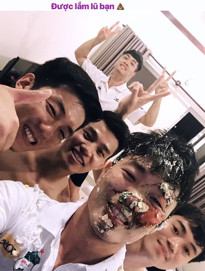 Xuân Trường thường là đầu têu trong trò úp bánh kem vào mặt đồng đội ở đội U23 Việt Nam hay tại HAGL. Nhưng lần này, Trường “híp” lại là người lãnh đủ, dù đã rất đề phòng.