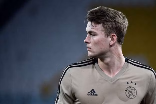 Còn về người quyết định cho việc tôi đến Juventus, tất nhiên đó là bộ đôi Paratici và Nedved. Tất nhiên Ronaldo cũng có công lớn khi làm tôi yên tâm hơn trong lúc lo lắng phải tìm thợ cắt tóc nếu chuyển đến Turin. Còn Ronaldo chả liên quan gì đến việc tôi đến Juve cả." Trung vệ De Ligt chia sẻ thêm.