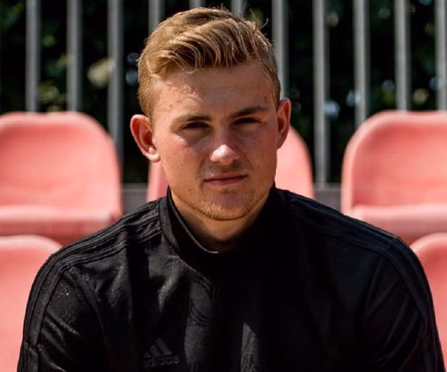 Trước khi tới Juventus, trung vệ De Ligt đã có những phát biểu khá vui vẻ về người tiền bối ở CLB đó là Cristiano Ronaldo rằng: "Ronaldo thật sự là người có công rất lớn trong việc chèo kéo tôi về với tiệm tóc của anh ấy. Anh ấy đã tiếp thị rất nhiều về tiệm tóc, vì thế tôi đã cười lớn....