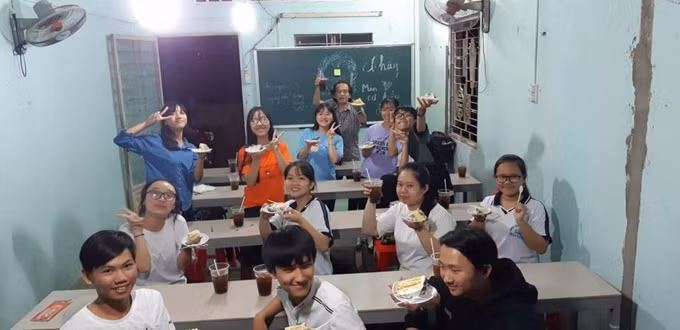 Những hình ảnh vui vẻ của thầy trò của trường THPT Trần Văn Ơn - Bến Tre đã khiến cho nhiều dân mạng ôm bụng cười và hoài niệm về những ngày còn được ngồi trên ghế nhà trường với biết bao kỉ niệm vui buồn với bạn bè và thầy cô.