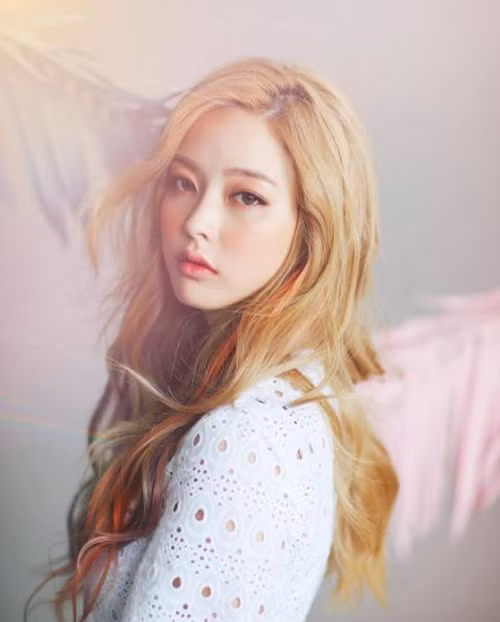 Việc trang điểm của Lim Bora thường theo những bộ thời trang cô nàng này mặc, chính bởi vậy, 9X Hàn Quốc đẹp trong mọi khuôn hình và góc nhìn.