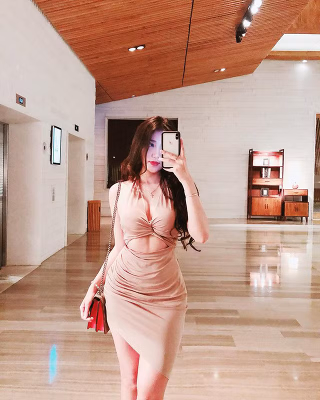 Tuy là em út nhưng Hồ Ngọc Ý Nhi sinh năm 1999, là nữ sinh ĐH Ngoại ngữ TP HCM lại được chú ý hơn cả nhờ nhờ nhan sắc vượt trội.