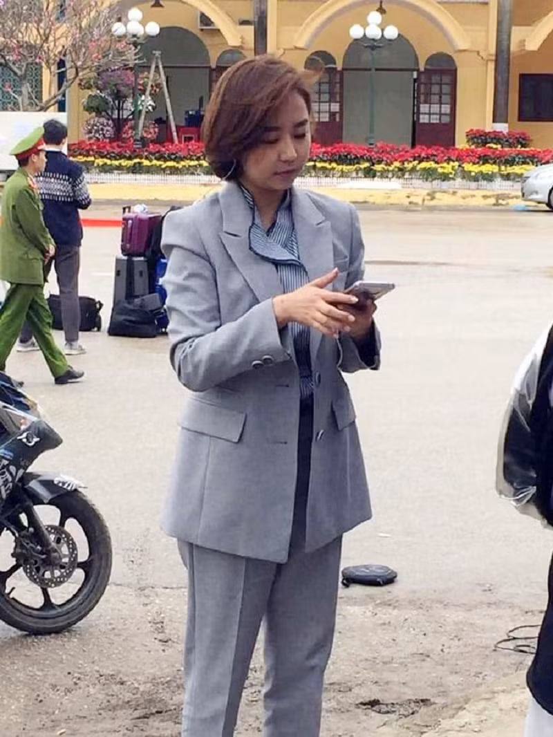 Mới đây, hình ảnh một phóng viên người Hàn Quốc xuất hiện ở ga Đồng Đăng (Lạng Sơn) đã khiến rất nhiều người phải trầm trồ: "Phong thái quyến rũ và xinh đẹp quá". Ảnh: FB