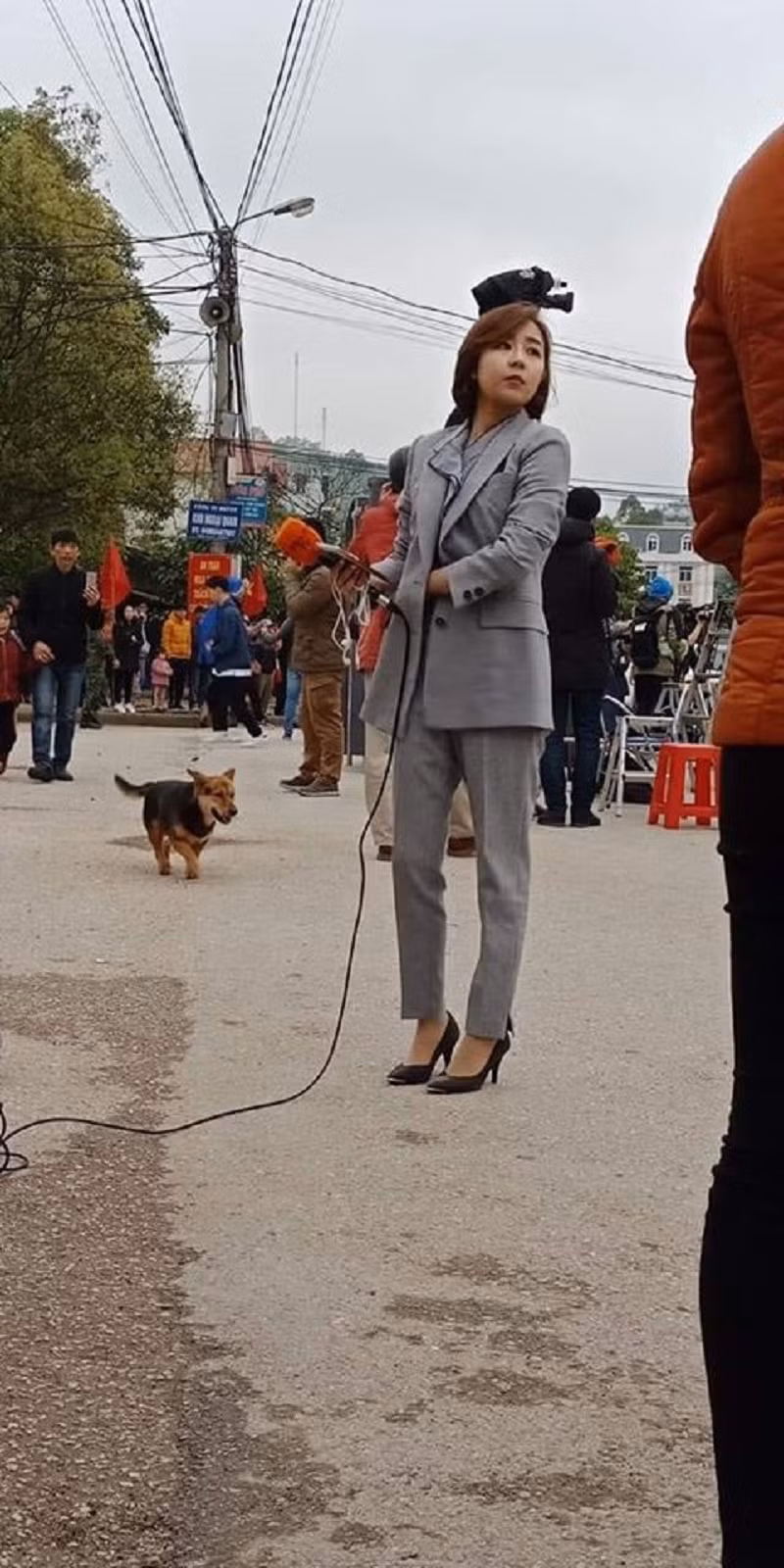 Trong hàng trăm phóng viên tác nghiệp ở Việt Nam nhân sự kiện Hội nghị thượng đỉnh Mỹ - Triều người ta dễ dàng bị thu hút bởi những bóng hồng tác nghiệp ở hiện trường. Và loạt ảnh về nữ phóng viên Hàn Quốc dưới đây chính là một ví dụ điển hình. Ảnh: FB