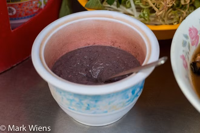 Đặc sản mắm tôm: Được nhiều người Việt Nam yêu thích, loại nước chấm này lại khiến các du khách nước ngoài phải nín thở bởi mùi quá đậm. Nhiều người ví mắm tôm với Vegemite của Australia. Ảnh: Mark Wiens.