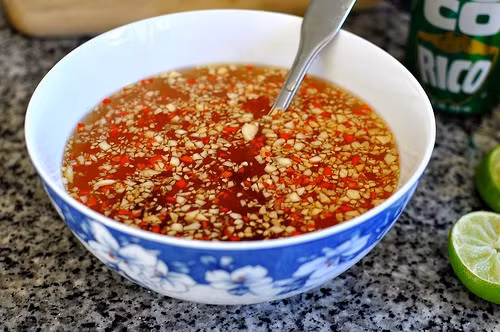 Nước mắm: Loại gia vị nổi tiếng của Việt Nam này có mùi vị đặc trưng. Nước mắm nguyên chất có mùi nồng khá “nhức mũi”, sau khi được pha chế làm nước chấm hoặc dùng trong xào nấu thì lại được nhiều du khách yêu thích. Ảnh: Gastronomyblog.
