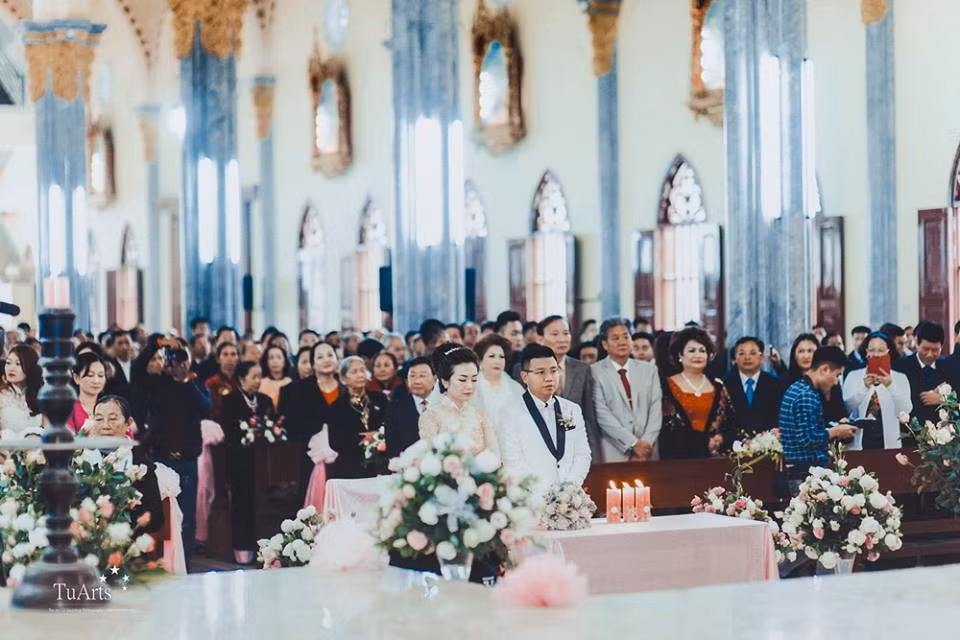 Lễ cưới của cặp đôi trên có sự chứng kiến của cả họ hàng hai bên. Trong khung cảnh cổ kính nhưng không kém phần sang trọng của nhà thờ đã khiến đám cưới này thêm phần hoành tráng. Ảnh: Tú Arts.