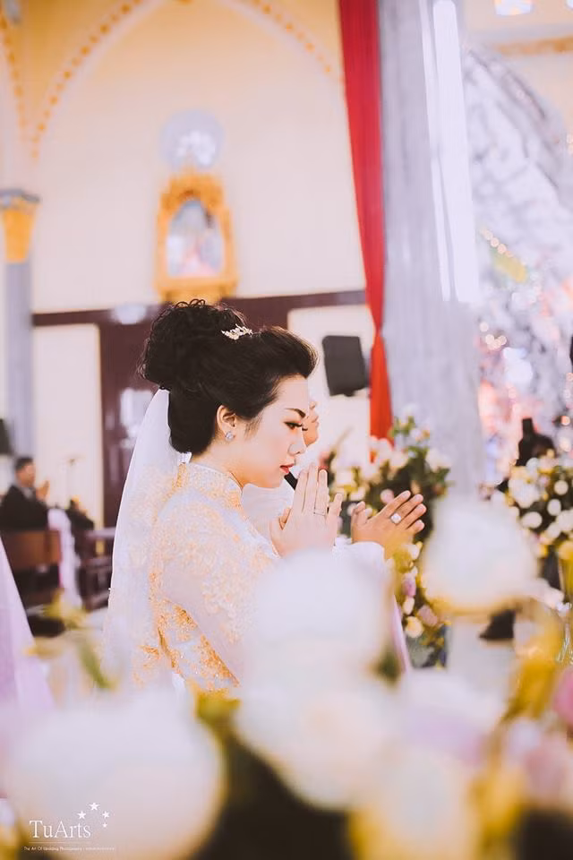 Cô dâu và chú rể tĩnh lặng cầu nguyện trong lễ cưới của mình. Ảnh: Tú Arts.