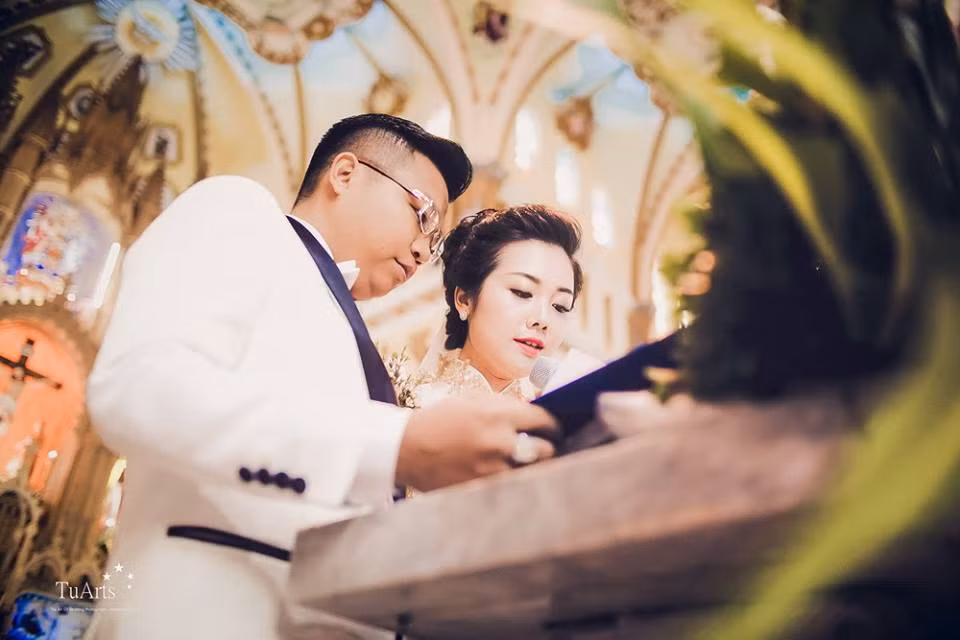 Họ cùng nhau bước lên Cung Thánh để hòa chung lời của những bài Thánh ca hết sức nhẹ nhàng và biểu cảm.