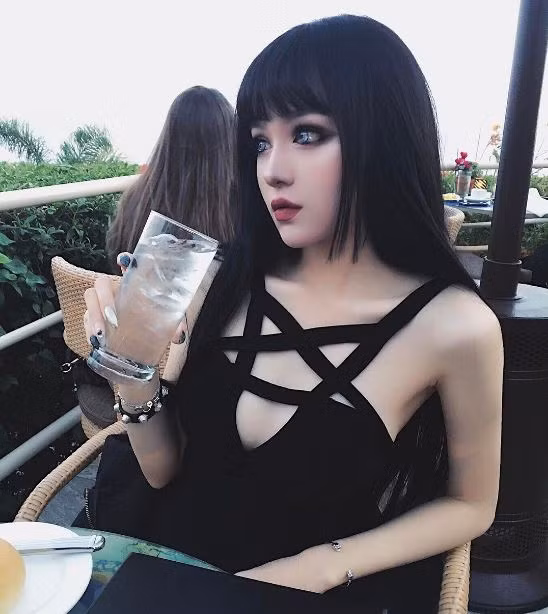 Không những thế, phong cách thời trang của Kina Shen cũng được rất nhiều người chú ý tới khi nó mang hơi hướng cá tính và có phần nổi loạn.