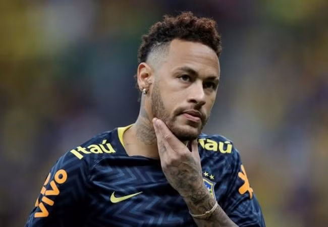 Chuyển nhượng cầu thủ từ Paris, PSG đang dần buông xuôi trong việc giữ chân tiền đạo người Brazil - Neymar. Đội bóng từ Pháp đang chờ một lời đề nghị từ phía Real Madrid hoặc Barcelona.