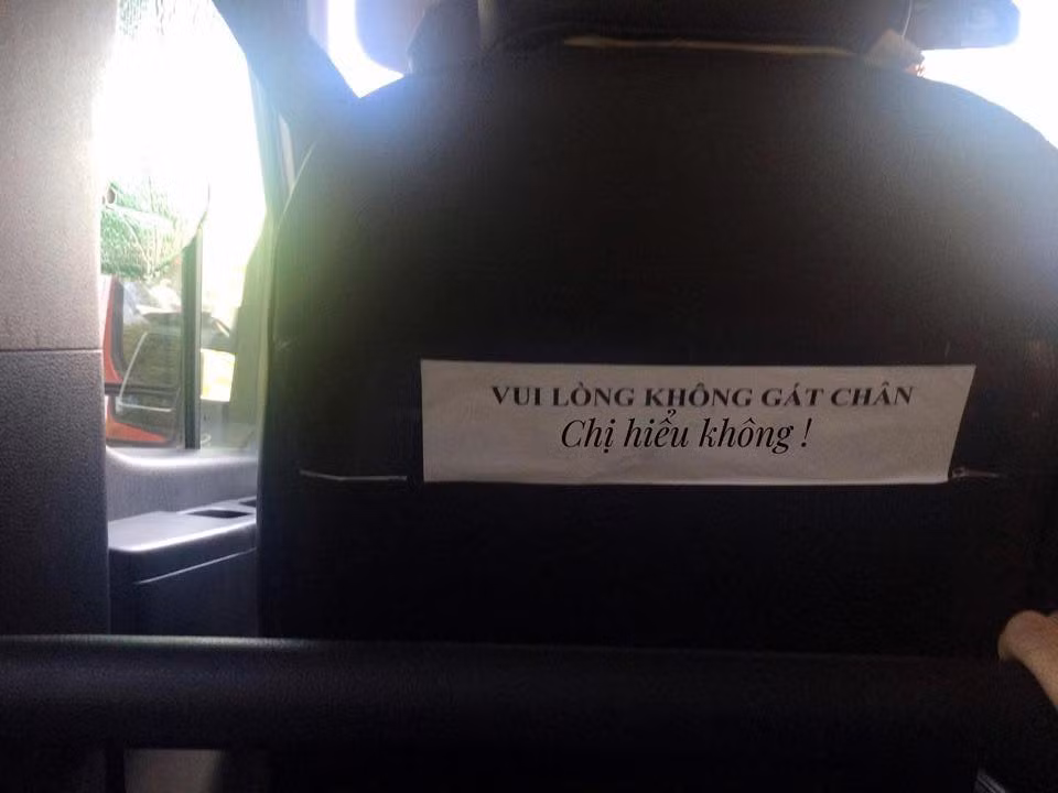 Trên xe thì phải có văn hóa nhé các chị em ơi? Rồi ví dụ lỡ gác thì mời xuống xe thôi...