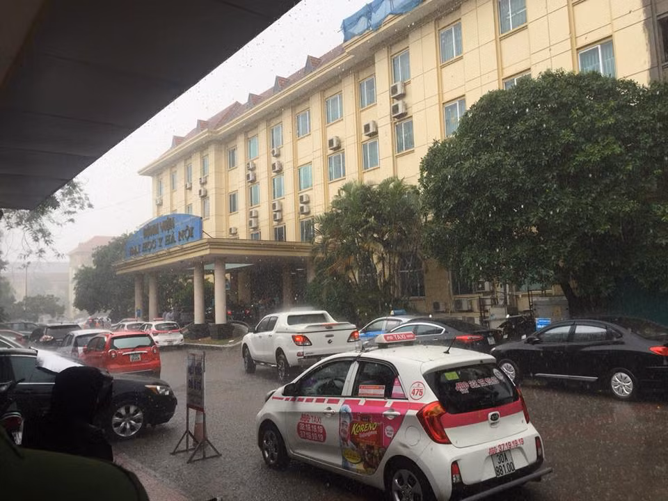 Khoảng 1h20 chiều nay, mây đen ùn ùn kéo về và dông gió nổi lên ở nhiều khu vực nội thành Hà Nội. Nhìn thấy hiện tượng này, dân mạng ai ai cũng mừng thầm và hy vọng đó là một trận mưa để giải nhiệt sau những ngày nắng nóng đỉnh điểm. Đúng như kỳ vọng, "ơn giời" cuối cùng một số khu vực đã có mưa rồi.