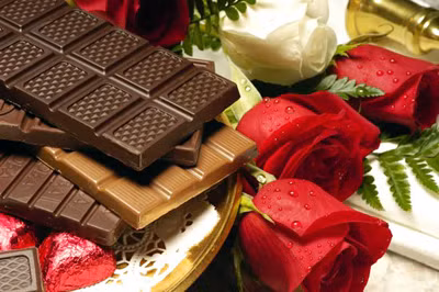 Ngoài chocolate handmade, nhiều bạn trẻ vẫn lựa chọn những thỏi chocolate truyền thống mang hương vị đặc sắc làm món quà Valentine cho đối phương của cuộc đời mình. Ảnh: Shopquatang.