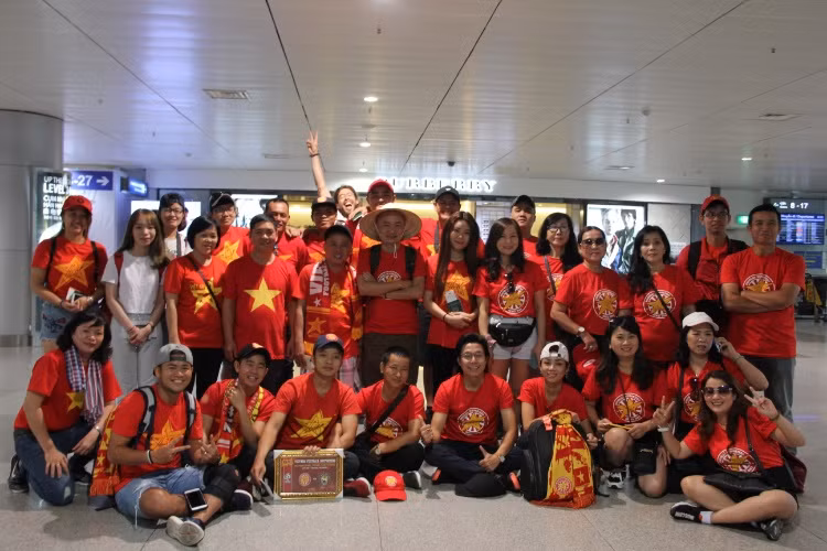 Ngày 19/11, trước khi tham chiến tại AFF Cup 2016, ĐTQG Việt Nam nhận được một món quà về tinh thần rất lớn đến từ hội CĐV Việt Nam (VFS).