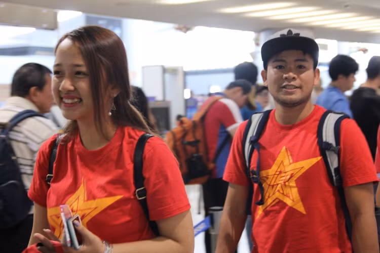 Cụ thể, hơn 50 thành viên của VFS đã quy tụ về TP HCM và đáp chuyến bay tới sân bay Yangon để chuẩn bị tiếp lửa cho các cầu thủ ĐT Việt Nam.