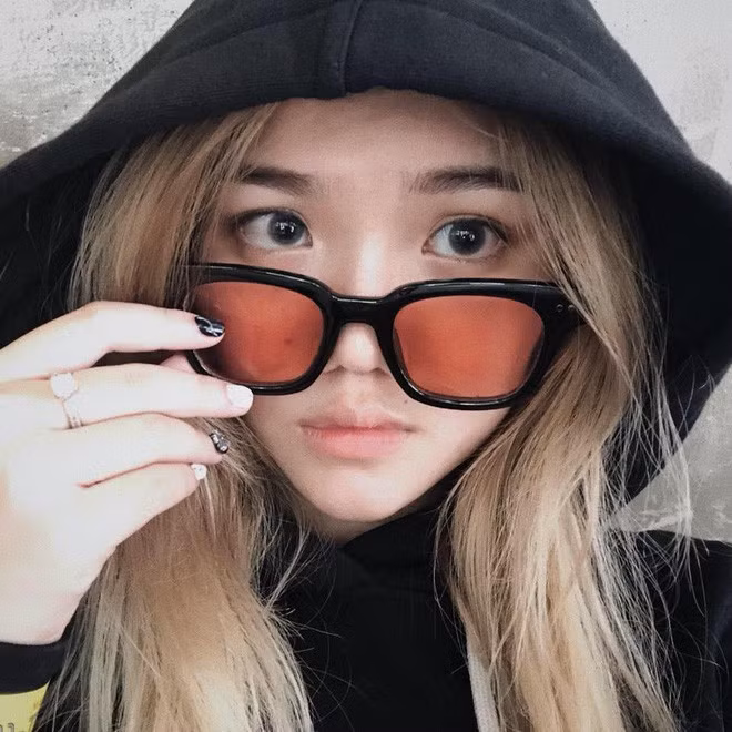 Sở hữu cả tủ đồ hiệu nhưng Huỳnh Giao chia sẻ mình chỉ mặc đồ sang khi đi tiệc hay dự sự kiện, ngày thường, cô bạn cũng diện áo thun quần short bình dân mua ở Zara, Topshop, H&amp;M, thương hiệu trong nước thậm chí có cái là đồ 2hand.
