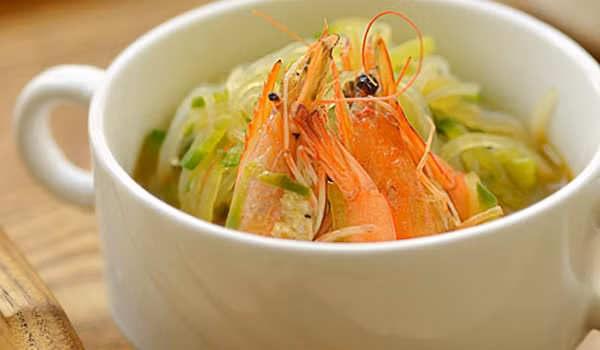 Đầu tôm sau khi được chiên giòn là một món rất ngon và thường được các anh em nhắm rượu.
