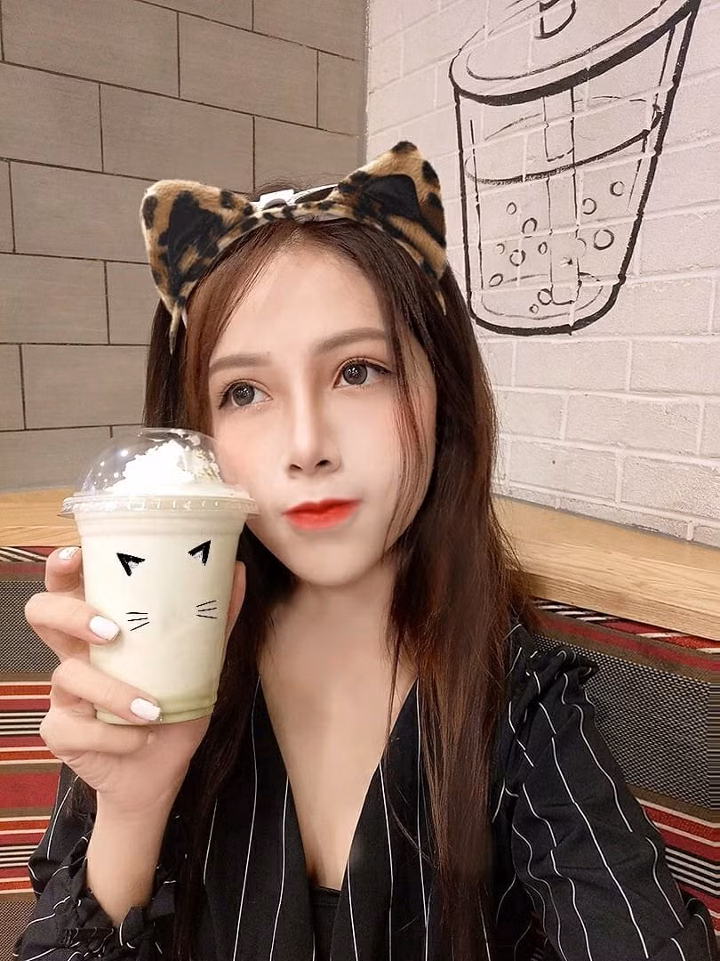 Cô gái có gương mặt không góc chết khiến nhiều người bần thần có tên đầy đủ là Đào Tú Nhi ( SN 1999), hiện cô bạn này đang sinh sống và làm việc tại TP HCM