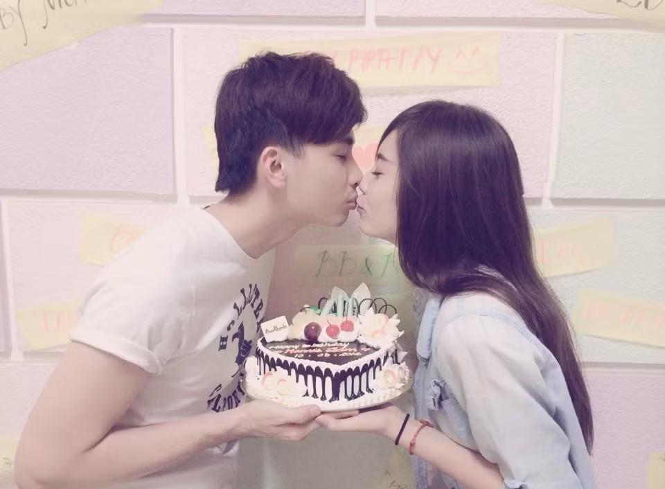Lâm Á Hân và Nguyễn Minh Tú là cặp đôi hot nhất nhóm hài BB&amp;BG. Tình yêu ngọt ngào của họ luôn nhận được sự yêu mến từ cộng đồng mạng.