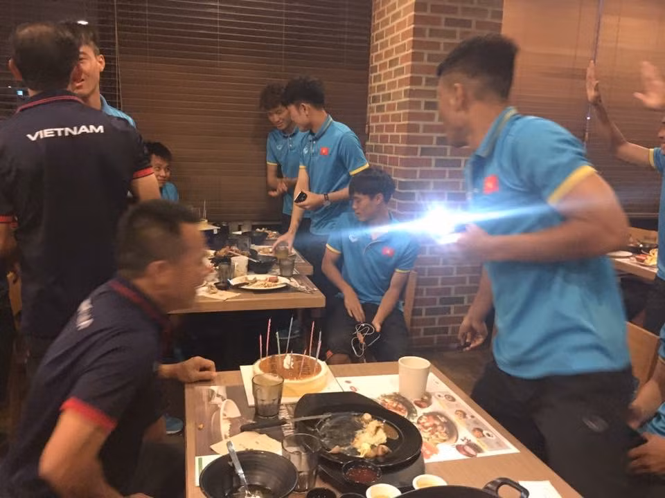 Đây có lẽ là khoảnh khắc yên bình nhất của U22 Việt Nam trước cơn giông tố SEA Games 29. Ảnh: Webthethao.