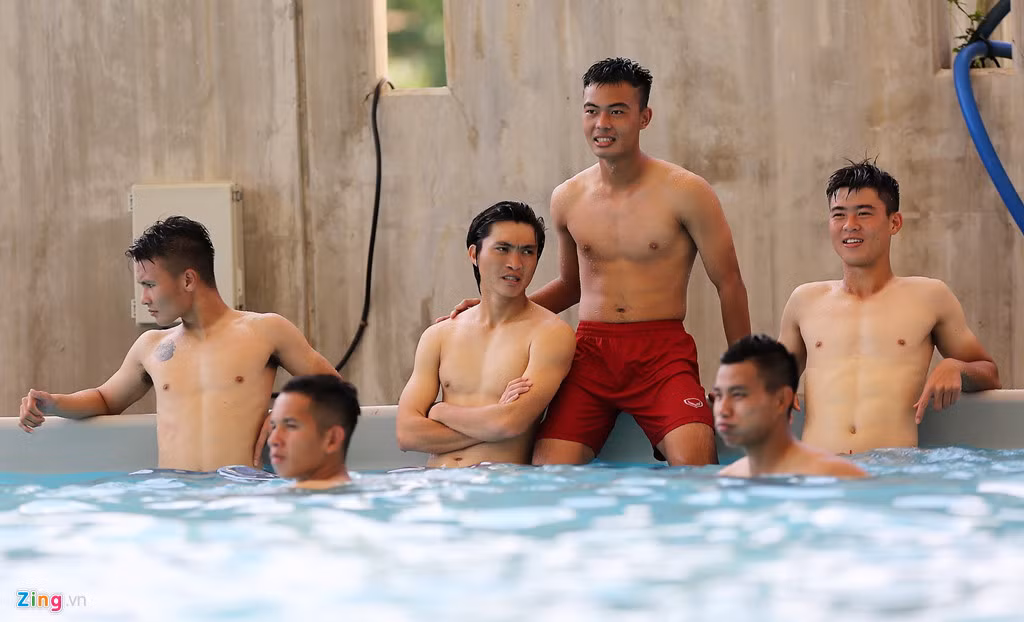 Trước đó, chiều ngày 6/8, toàn đội U22 Việt Nam được nghỉ tập và đến Trung tâm Mokpo thăm thú, mua sắm. Ảnh: Zing.