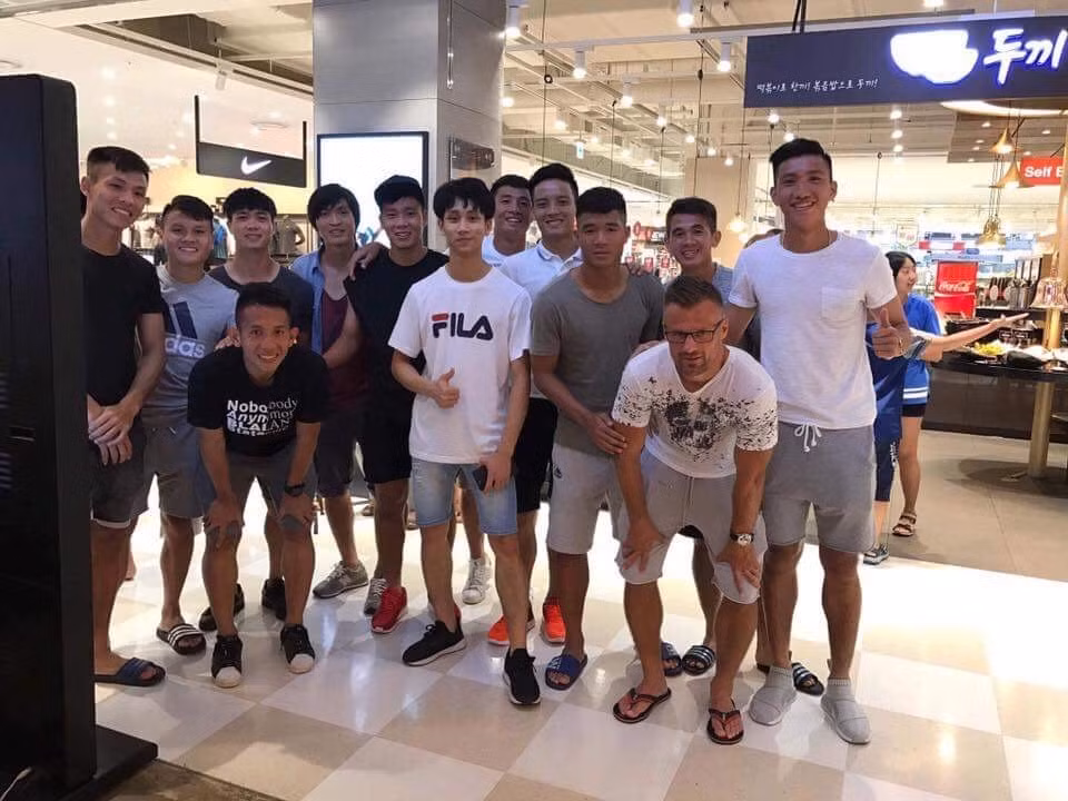 Trước thực đơn phong phú, đầy ắp những món ăn ngon của nhà hàng, các học trò Hữu Thắng đã có bữa ăn no nê, rất ngon miệng. Nhiều cầu thủ còn chia sẻ vui rằng "đi tập đã căng mà đi ăn còn căng hơn vì quá nhiều món ngon, không biết lựa chọn món gì". Ảnh: Facebook Quang Hải Nguyễn.