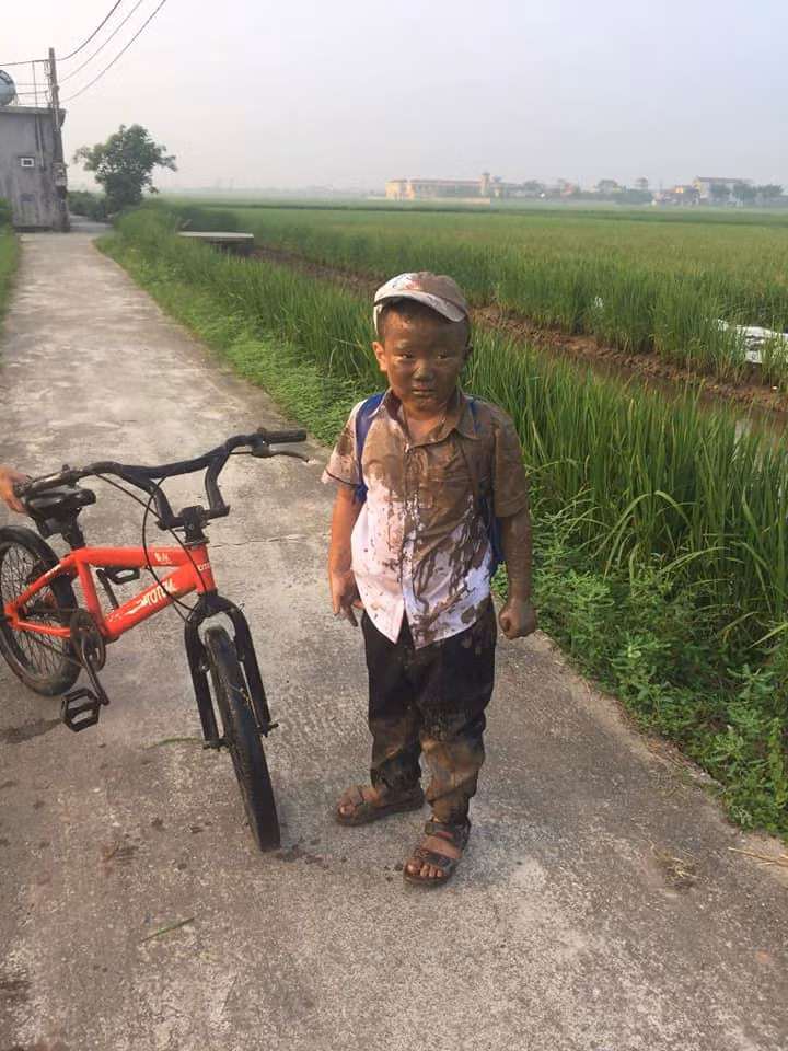 May sao có người đứng đó "giải cứu" chiếc xe từ ruộng lên. Còn cậu bé thì chỉ biết khóc lóc sau "tai nạn" không mong muốn.