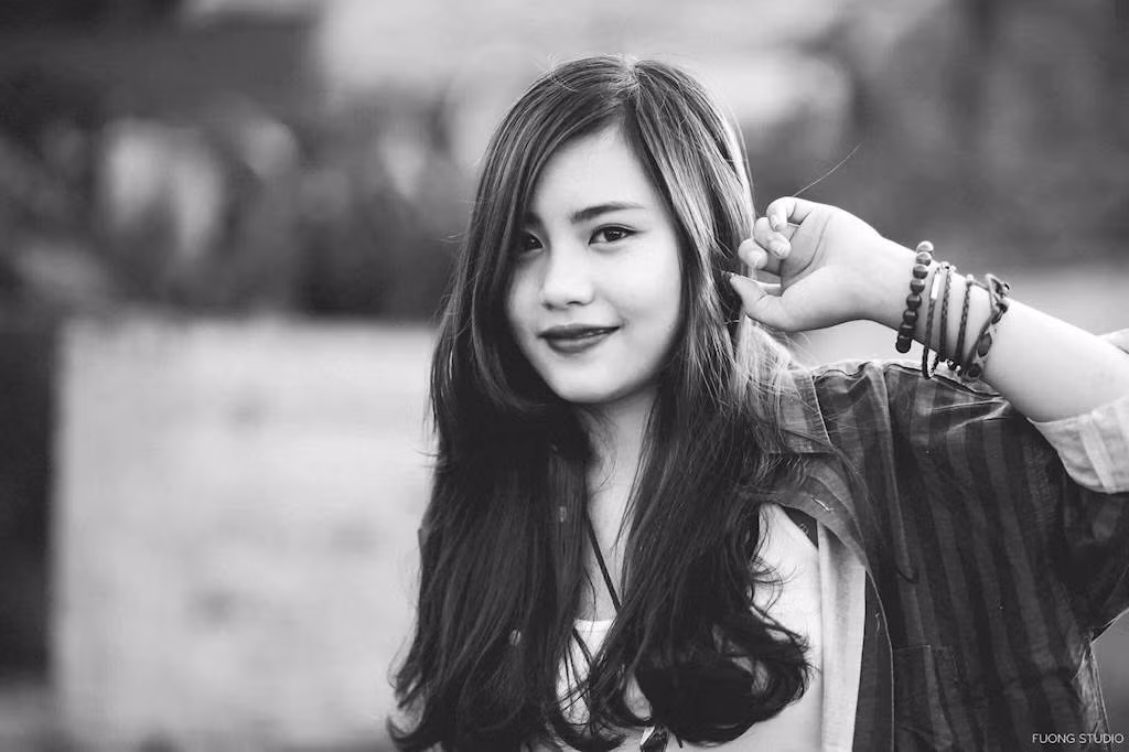 Sở hữu giọng hát ngọt ngào, khỏe khoắn giống với người đồng hương của mình là Hương Tràm, Ngân Ngân trở thành 1 hiện tượng trên mạng xã hội với những clip khoe giọng cực đỉnh chỉ với 1 chiếc tai phone và 1 chiếc điện thoại. Ảnh trong bài: NVCC.