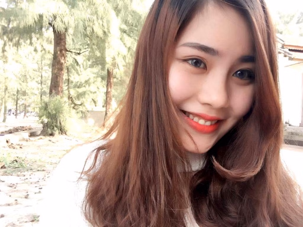 Co gai 9X Nghe An xinh dep voi giong hat "noi da ga"