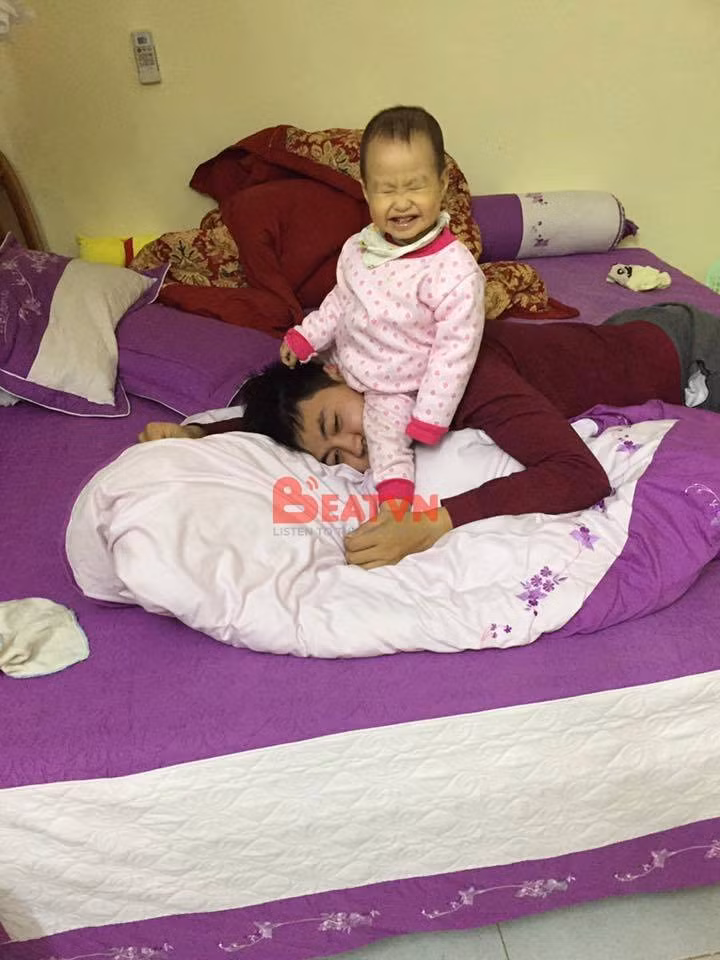 "Nhong nhong ba làm con ngựa, để cho con cưỡi trên lưng" với ông bố này chấp nhận làm ngựa để lấy được nụ cười của cô con gái diệu đáng yêu.