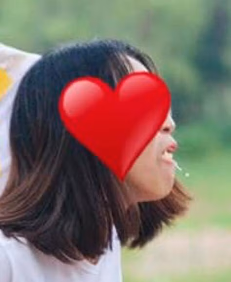 Nickname Minh Tuân chia sẻ: "Tôi nhìn chỉ thấy ngứa mắt và mất hình ảnh học sinh chứ chẳng thấy độc đáo và vui ở chỗ nào. Đây rõ ràng không phải lỗi của thợ ảnh mà do lỗi các bạn tạo dáng".