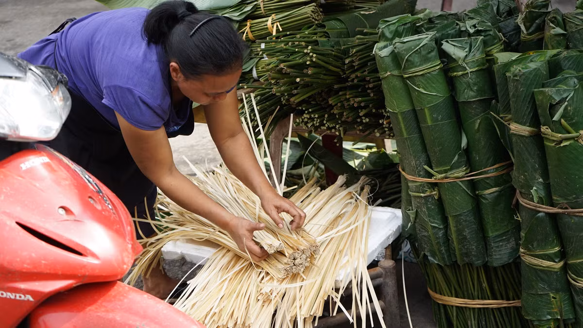 Trong khi đó, cuộc sống hiện đại càng ngày càng hối hả khiến nhiều gia định quyết mua vài tấm bánh chưng lấy không khí Tết thôi chứ không tự làm như ngày xưa nữa.
