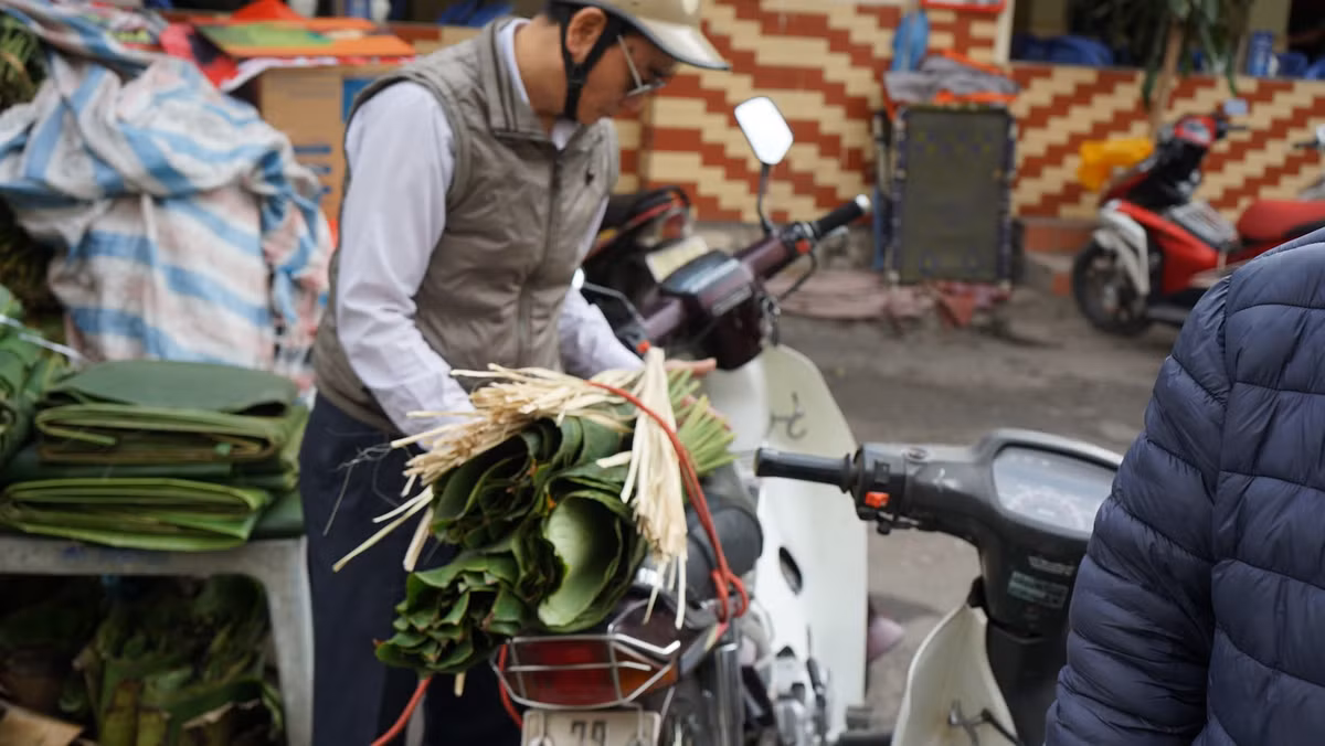 Ngoài lá dong, khu chợ này còn có thêm cả lạt để người tiêu dùng thuận tiện cho việc gói bánh chưng.