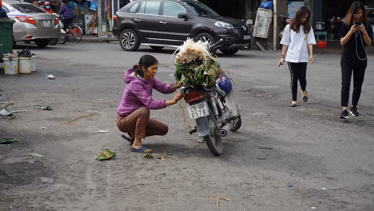 Chị Kim Hoa từ Khuất Duy Tiến đã tìm đến chợ lá dong Trần Quý Cáp để mua lá về chuẩn bị gói bánh.