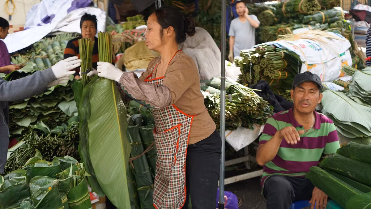 Nguyên nhân chính cho sự "ế ẩm" của chợ lá dong được cho là bởi các cơ sở làm bánh chưng lớn vốn là khách hàng truyền thống của chợ này đã mua đủ lá dong từ lâu.