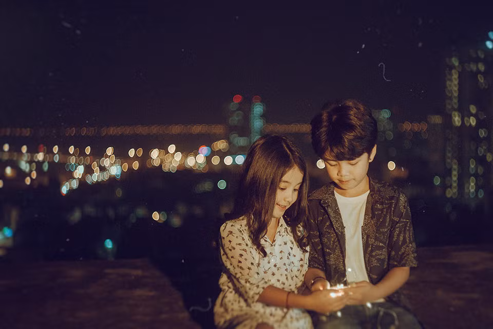 Không phải là lần đầu tiên đọc được những bình luận trái chiều, phụ huynh 2 em bé đều cảm thấy khá bình thường và sẵn sàng tiếp nhận những ý kiến này. Tuy nhiên, diễn xuất của các bé trước ống kính không vượt quá chuẩn mực và chỉ cố gắng lột tả được hết những cảm xúc của bài hát. Đó cũng là đích đến của nghệ thuật.