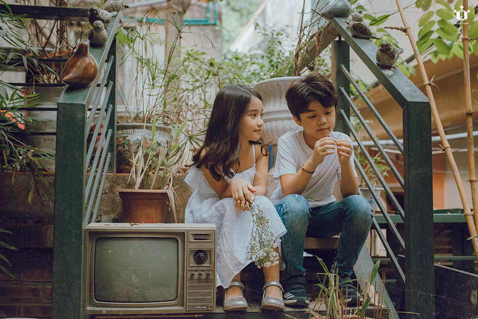 Lấy cảm hứng từ ca từ và giai điệu của ca khúc Hong Kong 1, nhiếp ảnh gia trẻ tên Đỗ Xuân Bút đã thực hiện chùm ảnh tái hiện lại nội dung bài hát bằng chùm ảnh dễ thương và giàu cảm xúc. Điều đặc biệt, người mẫu diễn xuất là cặp đôi nhí chưa đầy 10 tuổi.