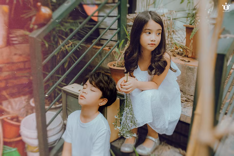 Hai nhân vật xuất hiện trong Hong Kong 1 phiên bản nhí là bé Bảo Huy (8 tuổi) và Bảo Hân (6 tuổi). Được biết đây là 2 người mẫu nhí đều có kinh nghiệm diễn xuất cùng nhau trước ống kính.